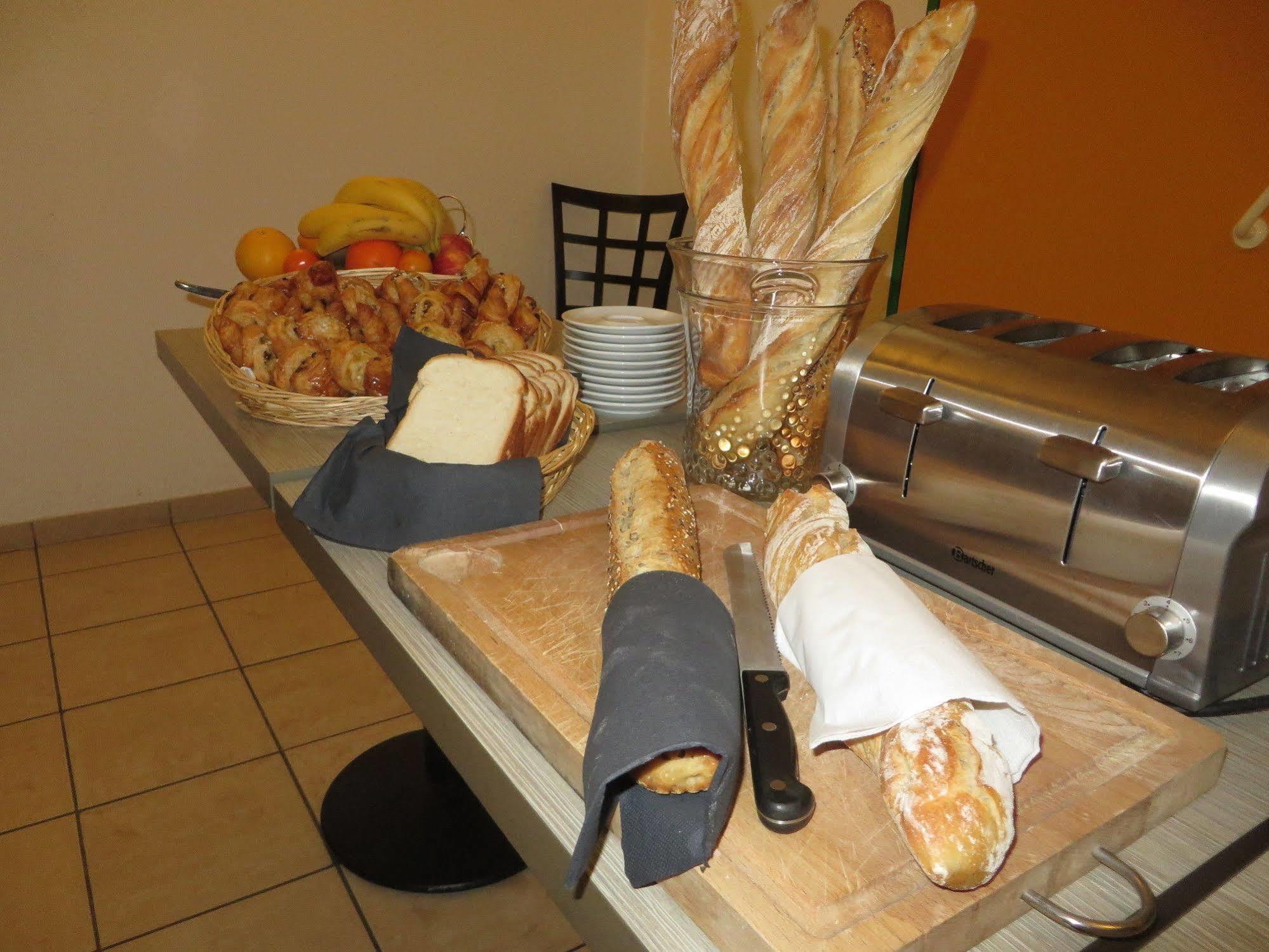 N'Atura Hotel Aire-sur-lʼAdour Esterno foto